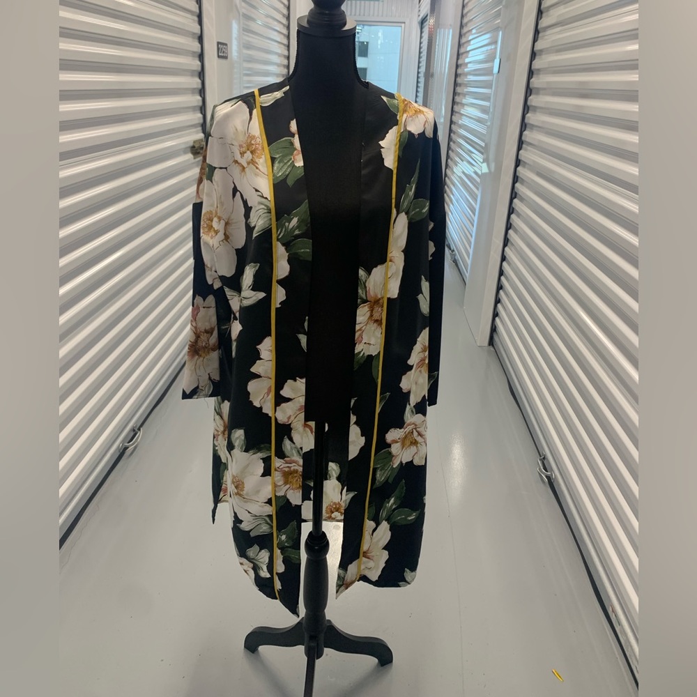 Giani Bini Black Floral Kimono